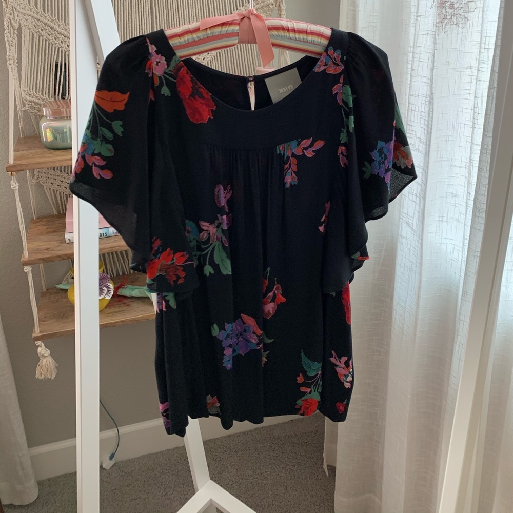 Floral blouse with flowing short sleeves